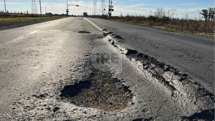 Al menos cinco vehículos pincharon este fin de semana en el pozo de ruta 11 y las vías