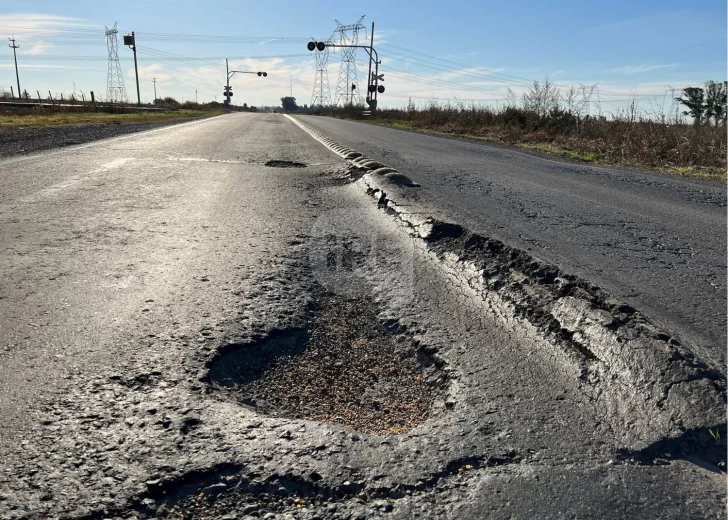 Al menos cinco vehículos pincharon este fin de semana en el pozo de ruta 11 y las vías