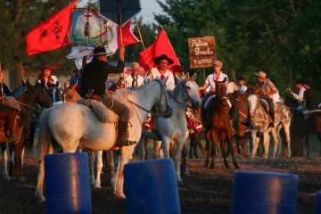 Timbúes revivió la tradición gaucha con un festival que combinó destreza criolla, asado a la estaca y música folclórica