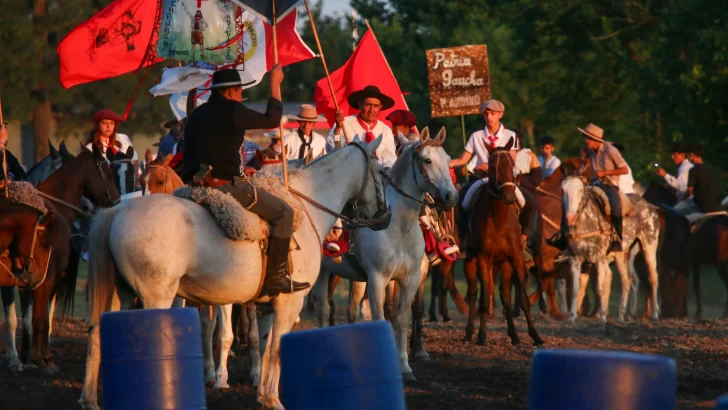 Timbúes revivió la tradición gaucha con un festival que combinó destreza criolla, asado a la estaca y música folclórica