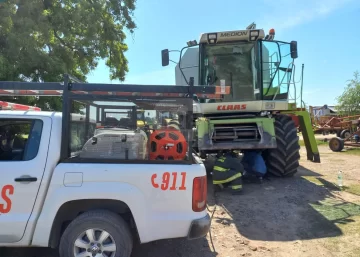 Incendio y susto: Comenzó a arder una máquina cosechadora en Timbúes