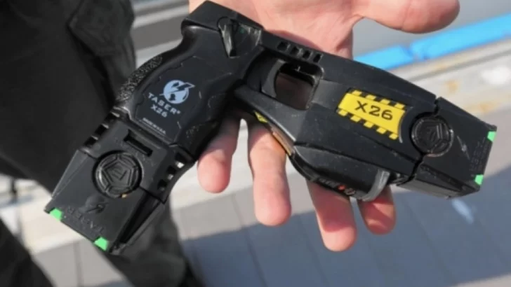 Provincia anunció que la policía incorporará pistolas Taser y cámaras corporales