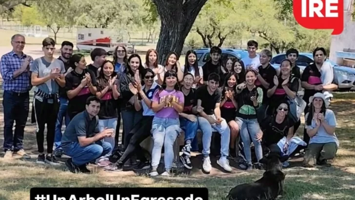 “Un egresado, un árbol”:  Los jóvenes de Gaboto celebraron su graduación con un gesto verde