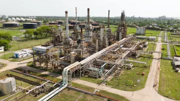 Buscan reactivar la refinería San Lorenzo de YPF y convertirla en una planta de biocombustible para aviones