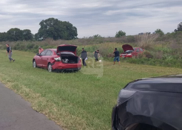 Tumbos, vuelco y despiste: Dos autos se tocaron en un sobrepaso en autopista