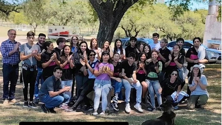 “Un egresado, un árbol”:  Los jóvenes de Gaboto celebraron su graduación con un gesto verde