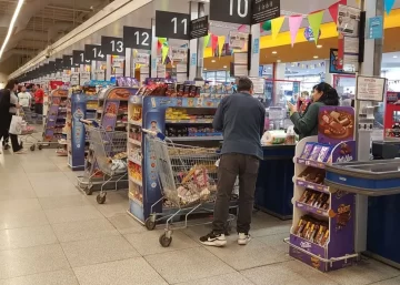 Presentan proyecto de ley para eliminar la comida chatarra en las líneas de caja de los supermercados