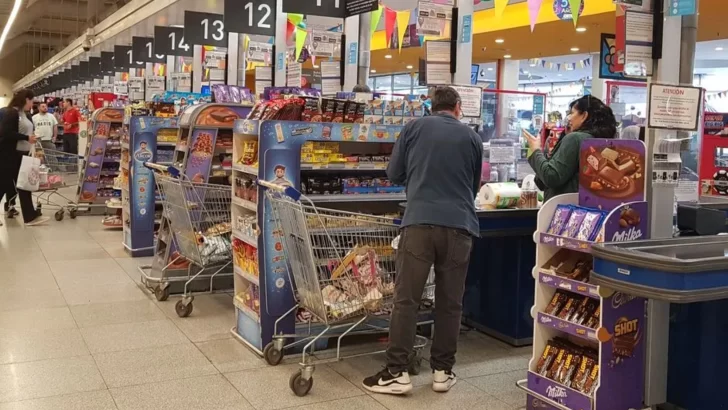 Presentan proyecto de ley para eliminar la comida chatarra en las líneas de caja de los supermercados