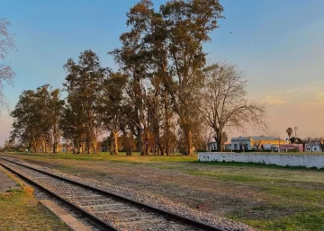 La noche de los jóvenes: Música, amigos y diversión en el predio del ferrocarril