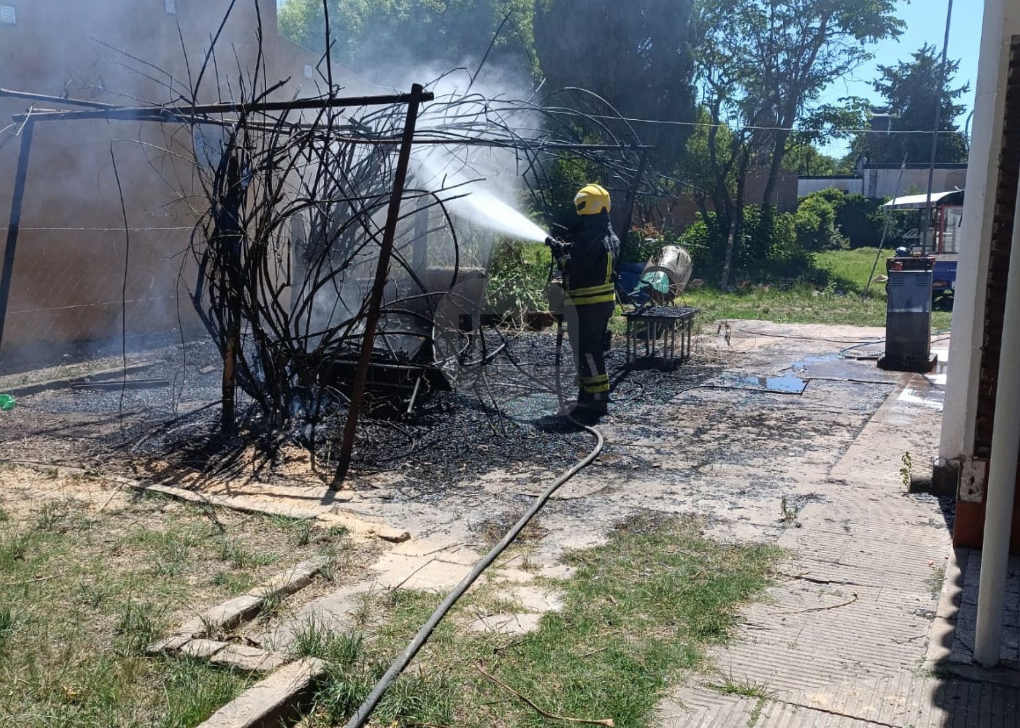 Dos incendios intencionales se salieron de control y debieron sofocarlos bomberos