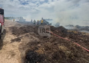 Intenso trabajo de bomberos para sofocar un centenar de fardos en un campo de Totoras