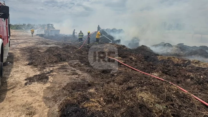 Intenso trabajo de bomberos para sofocar un centenar de fardos en un campo de Totoras