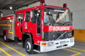 Los Bomberos Voluntarios de Capitán Bermúdez presentaron su nueva autobomba