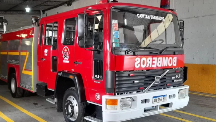 Los Bomberos Voluntarios de Capitán Bermúdez presentaron su nueva autobomba