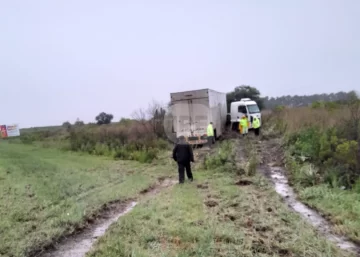 En medio de la intensa lluvia despistó un camión en autopista a la altura de Monje