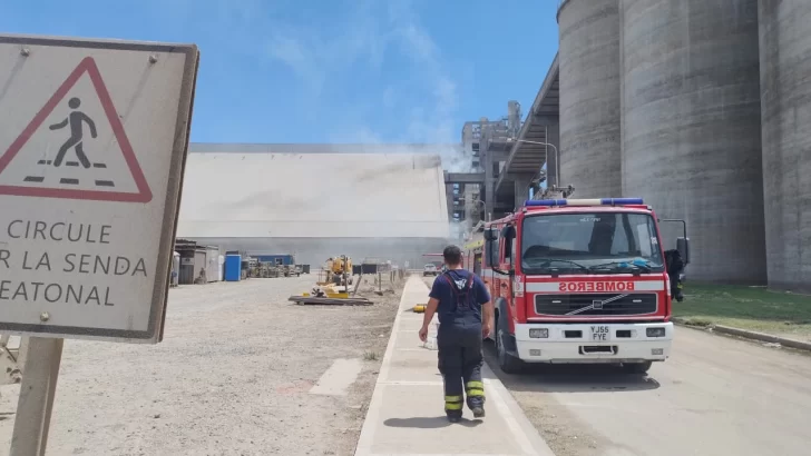 Bomberos de la región sofocan un incendio de magnitud en un silo de Renova