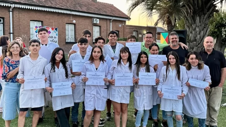 Herramientas a futuro: Alumnos de Clarke trabajaron en una huerta y producción de lácteos