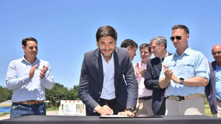 Pullaro encabezó el inicio de la obra de pavimentación del Camino de la Cremería