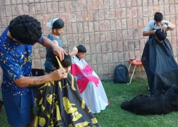 Nico se recibió de barbero y regaló cortes a “los chicos que lo necesiten” en el Ferro