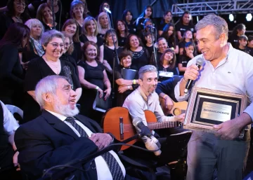 Timbúes homenajeó a Zamba Quipildor y recordó lo inicios de su fiesta de la Misa Criolla