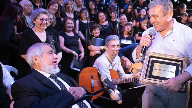 Timbúes homenajeó a Zamba Quipildor y recordó lo inicios de su fiesta de la Misa Criolla