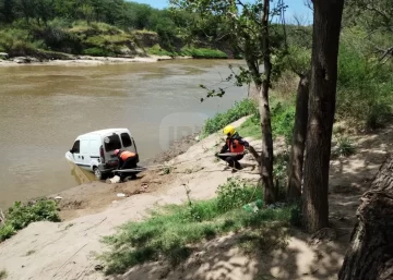 Tragedia en el río Carcarañá: Un niño de tres años murió tras ser atropellado por un vehículo que cayó al agua