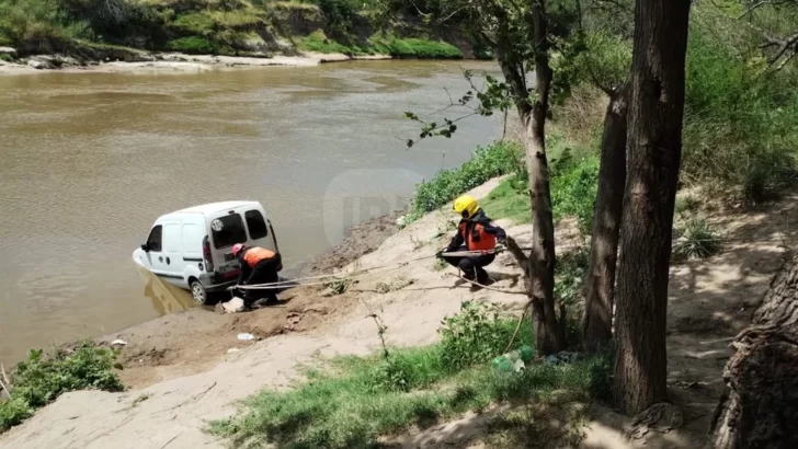 Tragedia en el río Carcarañá: Un niño de tres años murió tras ser atropellado por un vehículo que cayó al agua