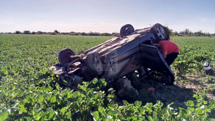 Choque y vuelco en ruta 10 entre Aldao y Andino: Una joven quedó atrapada