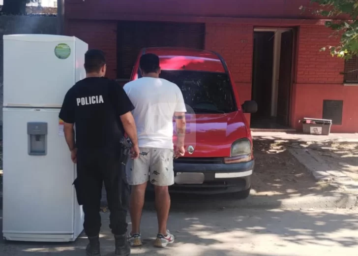 Desvalijó en una casa en Oliveros, lo allanaron y tenía instalada la heladera robada