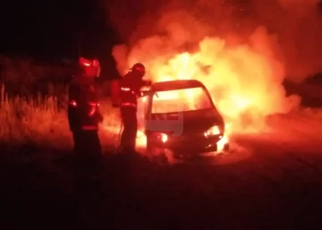 Se le quemó por completo el auto a un vecino de Andino en zona rural de San Lorenzo