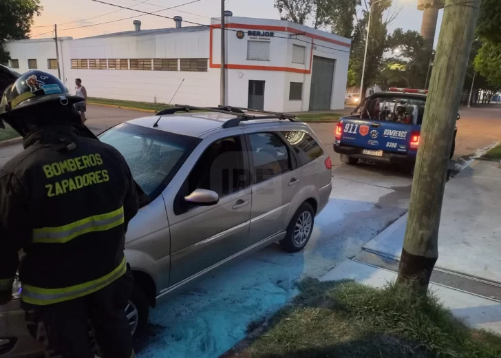 Susto en Timbúes: Se incendió un auto en pleno centro por calle España