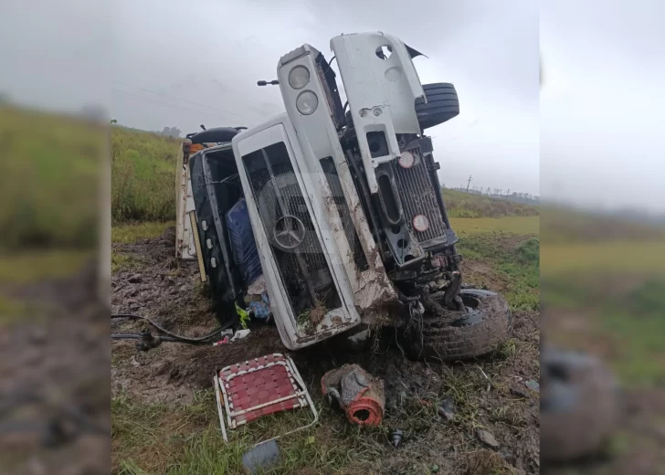 Terrible vuelco en autopista de un camión cargado de pescado