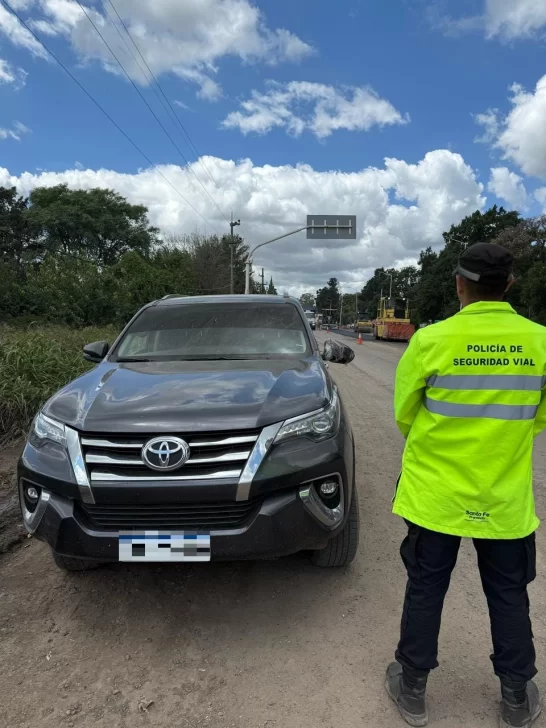 Retuvieron una camioneta en Oliveros, la habían robado en Vicente López y el conductor era de Corrientes