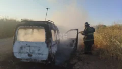 Incendio total de un vehículo en la ruta S10 camino a Aldao