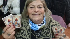 Nació “San Elba”: La vecina de Oliveros que se convirtió en la cábala de Argentina con su bicicleta