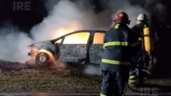 Un auto quedó totalmente destruido tras incendiarse entre Serodino y Andino